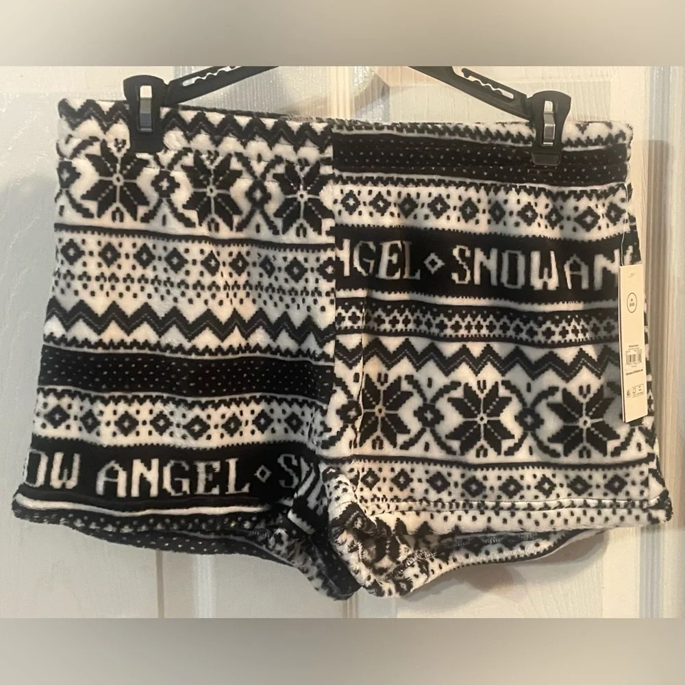No Boundaries Black and‎ White Printed Plush Shorts! NWT! Size Medium